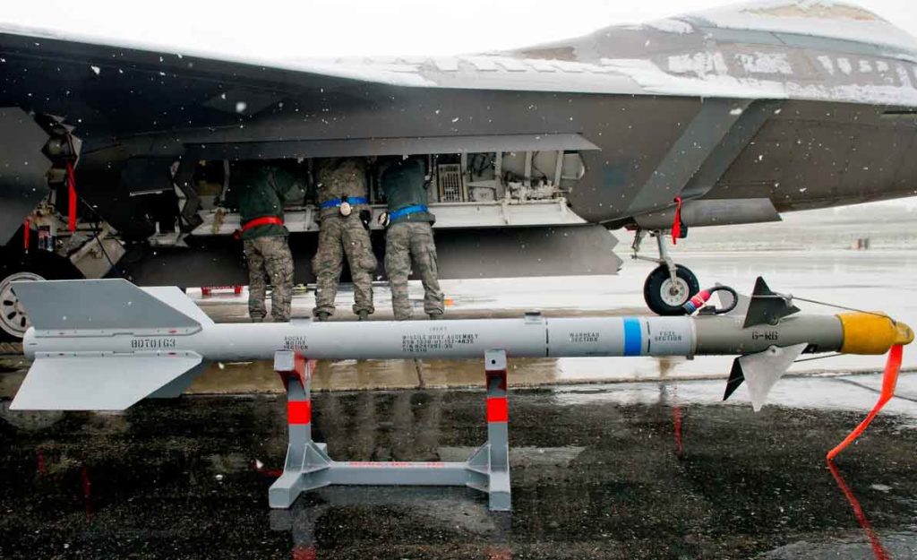 http://www.historyinorbit.com/wp-content/uploads/2016/03/aim-9x-sidewinder-block-II-III-IV-V-AIM-120D-AMRAAM-Configurable-rail-launcher-from-the-F-22A-Raptor-on-usaf-united-states-air-force-armed-fired-tested-destroyed-1-1024x625.jpg